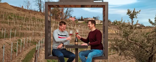 Na eni od Ščurkovih panoramskih klopi, kakršne naj bi bile kmalu 
posejane po vseh Brdih, sta nazdravila najmlajši Ščurek Nejc (levo) 
in podpredsednik društva Sommelier Slovenije Valentin Bufolin.
