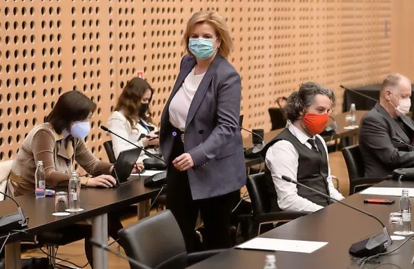 Po besedah Bojane  Beović bodo za nekaj časa zadržali cepljenje 
mlajših oseb s cepivom AstraZenece, “da se razjasnijo nekatere 
dileme glede varnosti tega cepiva pri mlajših ljudeh”.