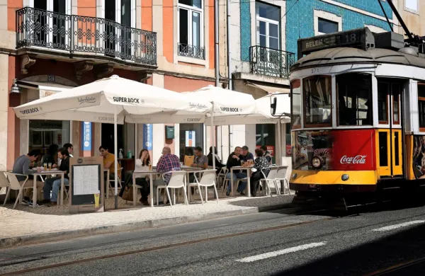 Na Portugalskem so se znova odprli bari.