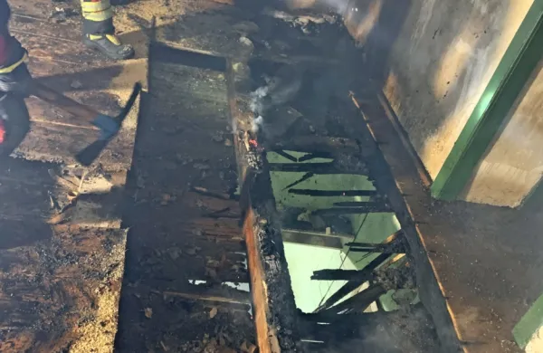 V hiši so odprli strop in dokončno pogasili ogenj.