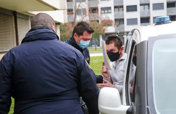 Tim Ulčar (na fotografiji s pravosodnima policistoma) je v 
koprskem priporu od lanskega oktobra.
