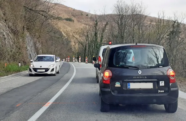 Za zid, ograjo in asfalt skoraj milijon evrov