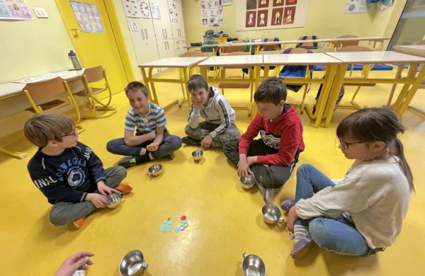 Učenci se družijo, a le v  mehurčkih znotraj učilnic. Ukrepov se 
dosledno držijo, pravi ravnateljica.  