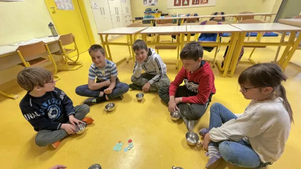 Učenci se družijo, a le v  mehurčkih znotraj učilnic. Ukrepov se 
dosledno držijo, pravi ravnateljica.  