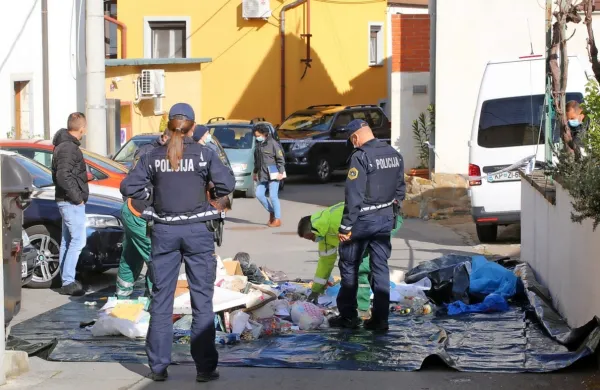 Policisti danes nadaljujejo preiskavo sinočnjega uboja 85-letnice v 
Bertokih.