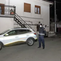 V Bertokih je sinoči  moški na domu našel mrtvo 85-letno 
žensko.