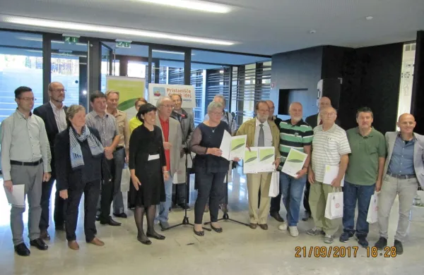 Sodelavci ZRS Koper s pridelovalci oljk na 2. Festivalu namiznih oljk leta 2017