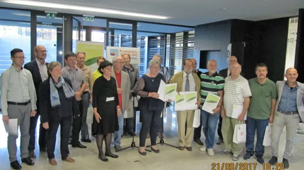 Sodelavci ZRS Koper s pridelovalci oljk na 2. Festivalu namiznih oljk leta 2017
