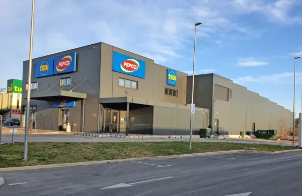 V stavbi nekdanjega bowlinga El Cubano zdaj domujeta  trgovini 
Tedi in Pepco.