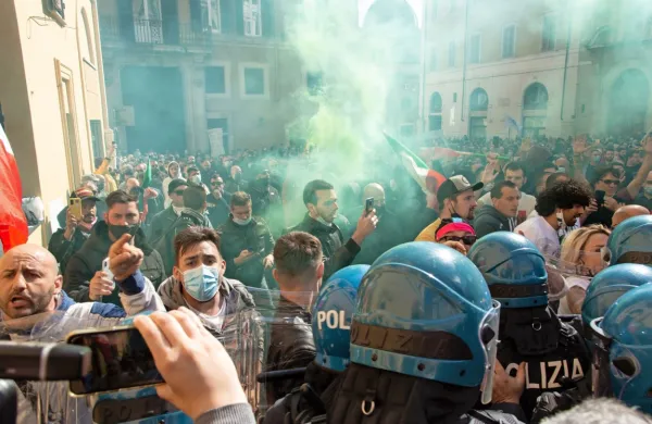 V Rimu izgredi na protestu proti ukrepom za zajezitev koronavirusa
