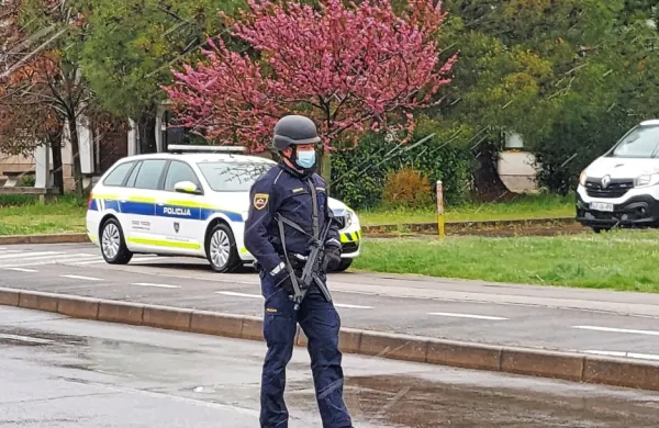 Tudi včeraj so na koprskem okrožnem sodišču in pred njim veljali 
strogi varnostni ukrepi. 