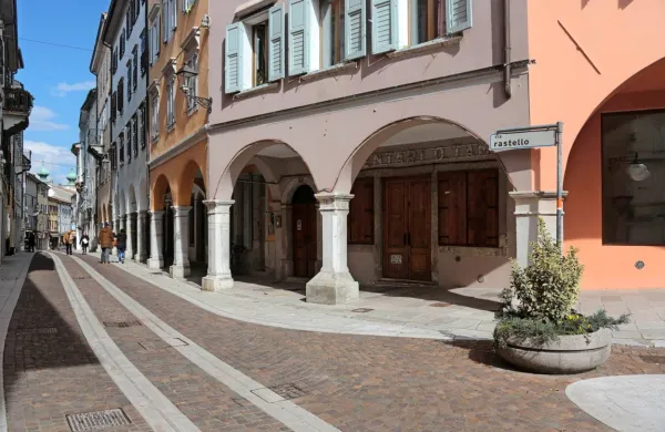 Da bi preprečili vnos okužbe s kugo, je bil v preteklosti pred 
začetkom Raštela postavljen grabelj, po katerem je ulica dobila 
ime.