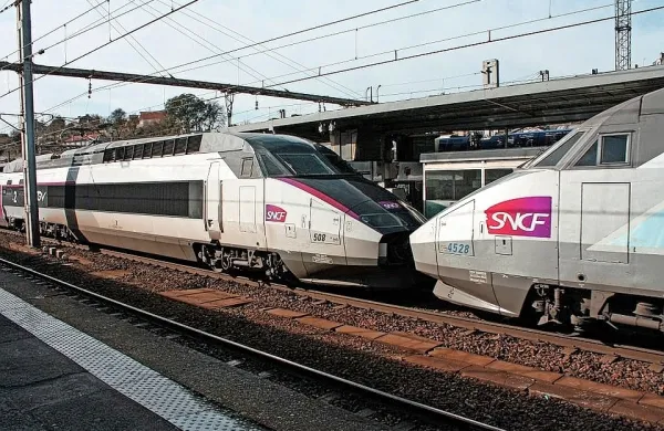 Francoski železniški operater SNCF namerava vozni park obogatiti 
z 12 vlaki na vodikov pogon.