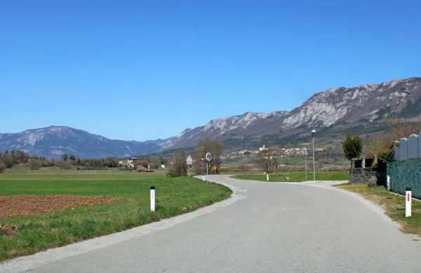 Po načrtu, ki  ga občinski svet še ni obravnaval, bodo kolesarsko 
stezo s pločnikom zgradili na desni strani vozišča v smeri proti 
Vrhpolju.