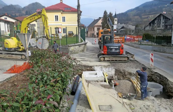 Sanacija stotih metrov kanalizacije v središču Cerknega  je občino 
stala skoraj 100.000 evrov, čaka pa jo še gradnja več deset 
kilometrov kanalizacijskih vodov po občini. 