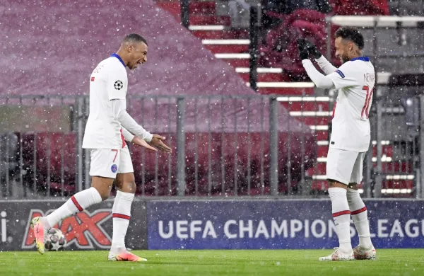 Kylian Mbappe (levo) in Neymar sta v sredo zrežirala zmago PSG-ja 
na Bavarskem. 
