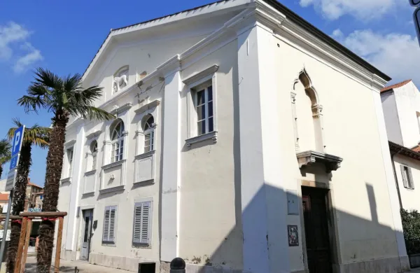 Občina se nadeja, da bo za  gradbeno dovoljenje za celovito obnovo stavbe na Verdijevi 1 
zaprosila še letos.   