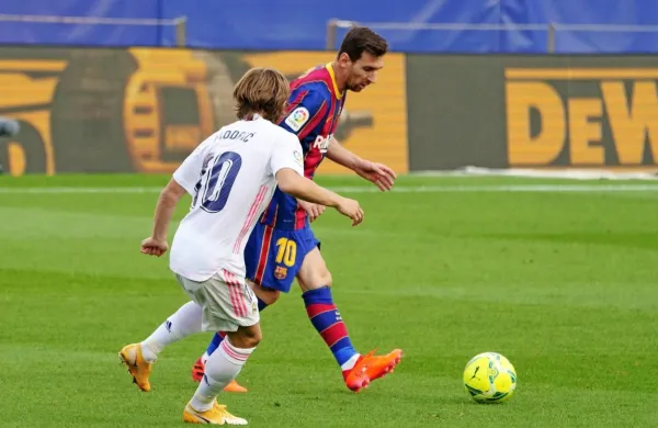 Luka Modrić (v belem) je bil na dvoboju desetic oktobra uspešnejši 
od Lionela Messija, Hrvat je zabil tudi gol za končnih 1:3. 