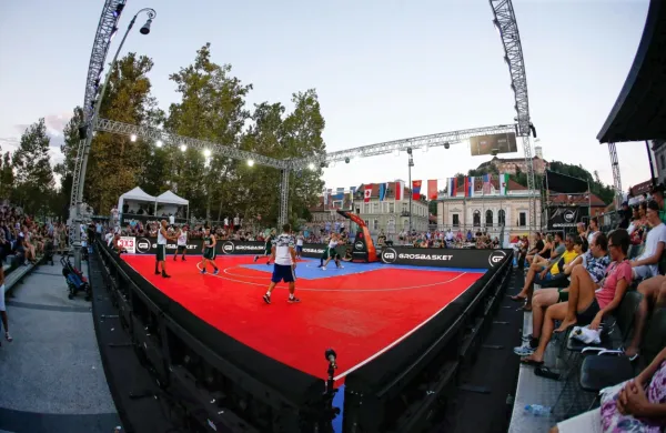 Turnirji v ulični košarki  pritegnejo številne gledalce.
