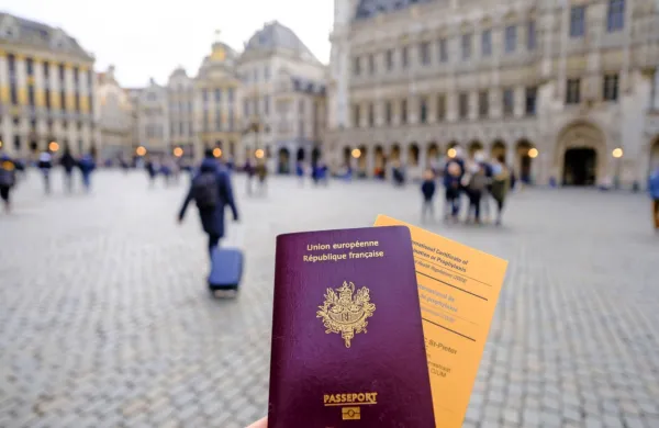 Skupina članic EU, tudi Slovenija, s pozivom k uvedbi covidnega potrdila do junija