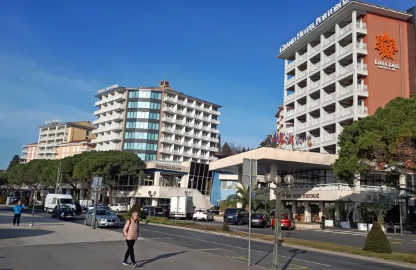 Na gospodarskem ministrstvu pripravljajo ukrepe za pomoč 
panogi gostinstva in turizma.