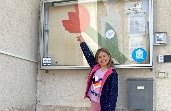 V Ajdovščini so pred ustanovami “zacveteli” leseni tulipani.  