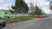 Zahodnemu delu šole (na fotografiji) bodo dodali prizidek za  pet 
novih učilnic, kabinete in skupne prostore. 