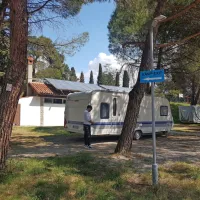Dolgoletni gost kampa Adria se je z Gorenjske pripeljal premaknit 
prikolico na drugo parcelo. 