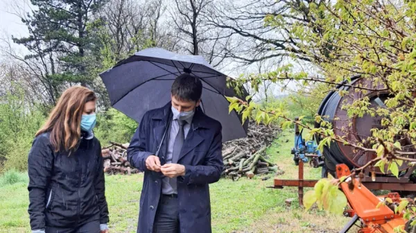 Državni sekretar Anton Harej si je ogledal škodo v Vipavski 
dolini.