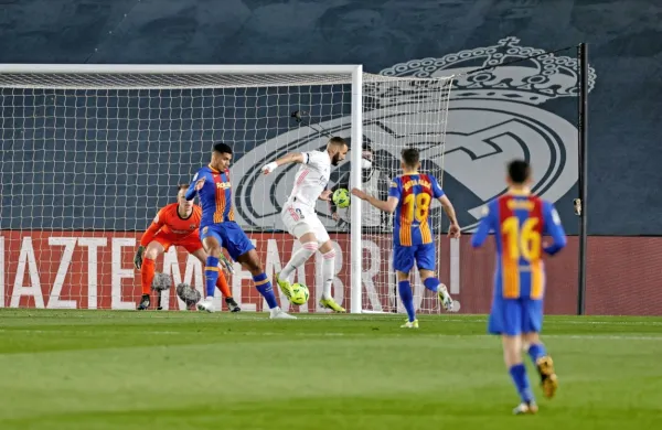 Karim Benzema (v belem) je v soboto tako načel Barcelono. Če bo 
tudi v Liverpoolu jutri pustil svoj napadalni pečat, potem lahko  
Real upravičeno računa na na polfinale lige prvakov. 
