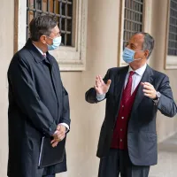 V  torek  je slovenski predsednik obiskal Italijansko društvo za 
mednarodne organizacije (SIOI) in se srečal z njegovim predsednikom Francom Frattinijem. 