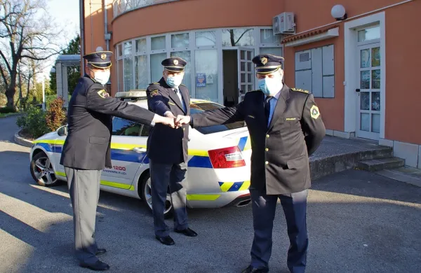 Mitja Palčič (levo) je komandirsko mesto koprske prometne 
policije predal svojemu pomočniku Milenku Kovačeviću (v sredini). 