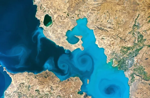 Zmagovalna fotografija je vesoljski pogled na tur&scaron;ko jezero Van