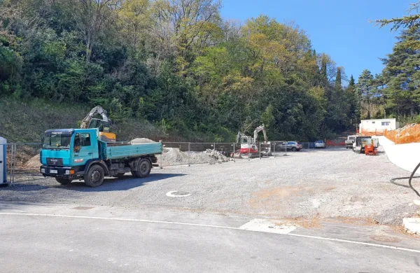 Urejajo gramozno parkirišče, kjer bo mogoče parkiranje 52 
osebnih vozil.