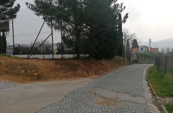 Otroška igrišča ostajajo last občine Piran, ko pa bo končana 
gradnja župnišča, naj bi se začela prenova z granitom tlakovane 
ceste.  