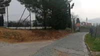 Otroška igrišča ostajajo last občine Piran, ko pa bo končana 
gradnja župnišča, naj bi se začela prenova z granitom tlakovane 
ceste.  
