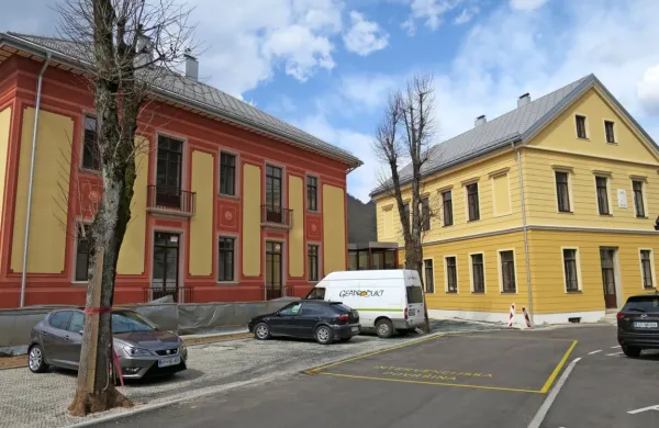 Mlajšo prenovljeno stavbo  bivšega zdravstvenega doma (levo) bo zasedel zdravstveni dom. Ali bodo 
v starejši stanovanja ali zdravstvene dejavnosti, pa se bo občina še odločila. 