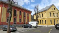Mlajšo prenovljeno stavbo  bivšega zdravstvenega doma (levo) bo zasedel zdravstveni dom. Ali bodo 
v starejši stanovanja ali zdravstvene dejavnosti, pa se bo občina še odločila. 