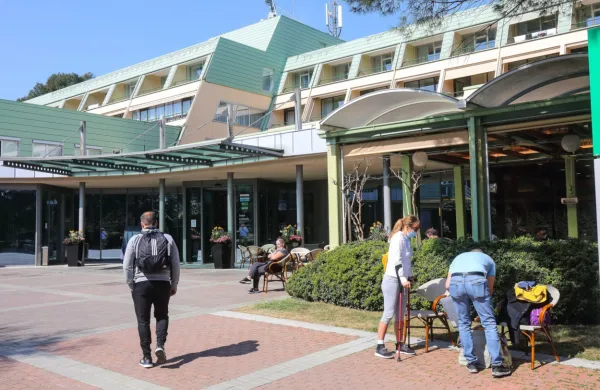 V  strunjanskem Talasu (Terme Krka) je  trenutno polovica manj gostov kot v primerjalnem obdobju pred koronavirusno epidemijo, saj 
drugih gostov kot tistih, napotenih za zdravljenje, ni. 