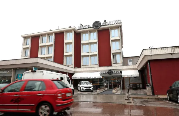 Napad tedaj 19-letnega Šveda na Francoza pred hotelom v 
Ajdovščini po letu in pol še nima sodnega epiloga.