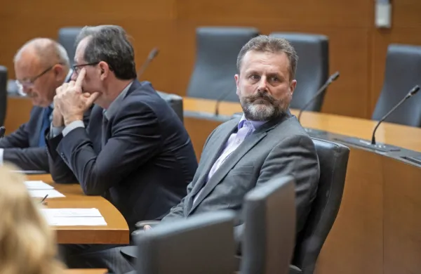 Današnjega širšega koalicijskega vrha, ki bo popoldne na Brdu pri 
Kranju, se bo v imenu poslanske skupine DeSUS udeležil poslanec 
Robert Polnar.