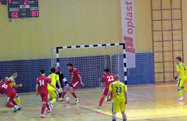 Bronx (v rumeni opravi) bo  v polfinalu članskega DP tekmoval že  
jutri, Oplast (v rdečih dresih) pa se vrača v nedeljo na mladinsko 
DP. 