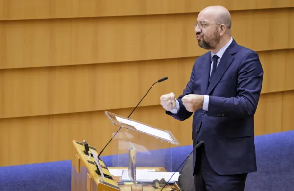 Plaz ugibanj o obstoju t. i. non-paperja se je sprožil v začetku 
tedna, ko je portal politicki.ba poročal, da je premier Janez Janša 
predsedniku Evropskega sveta Charlesu Michelu(na fotografiji) v 
februarju ali marcu izročil dokument, v katerem naj bi kot temo 
slovenskega predsedovanja Svetu EU navedel spremembo meja 
na Zahodnem Balkanu oziroma 