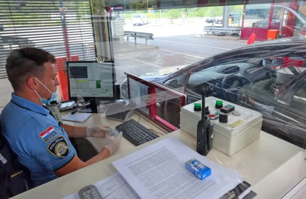  Na Hrvaškem še naprej omogočajo vstop v državo vsem, ki so 
preboleli covid-19 ali se cepili proti njemu, za to pa ne potrebujejo 
svežega PCR testa. Na Hrvaško je mogoče vstopiti tudi z negativnim hitrim testom.