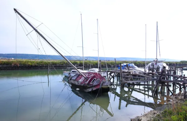 Še preden bo Okolje Piran iz Jernejevega kanala potegnilo 
potopljene barke, bo moralo zanje poiskati deponijo. 