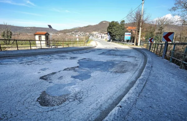Pri mejnem prehodu Dragonja bodo zgradili nov most. Še prej 
bodo obnovili sedanji dotrajani most čez Dragonjo.