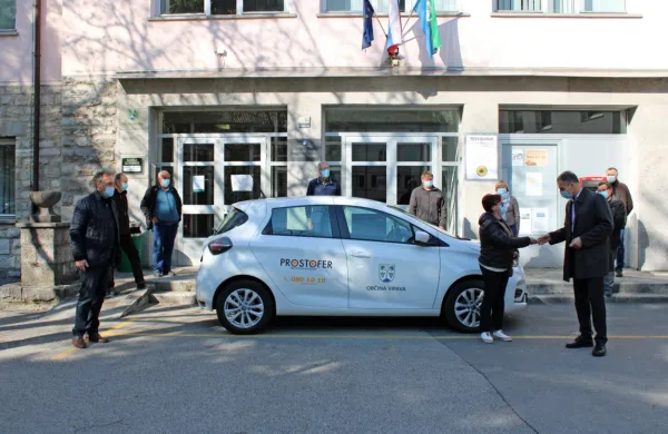Župan je ključe vozila, s katerim bodo opravljali brezplačne 
prevoze, predal Valeriji Zalar. 