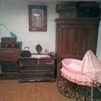V lično urejeni starinski spalnici še posebej izstopata otroška 
vozička iz tridesetih let 20. stoletja, kar luksuzna za tedanji čas.