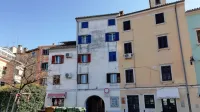 Med stanovanji je najdražje tisto  v prvem in drugem nadstropju  
rumene stavbe na Velikem trgu 7 iz leta 1890. Pripada mu tudi klet, 
občina ga vrednoti na najmanj 140.000 evrov.