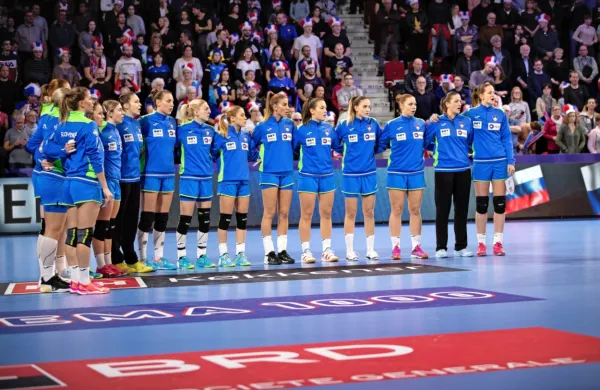 Slovenke v deželo ognja in ledu z desetimi goli prednosti